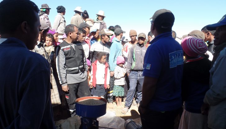 La mise en marche de la décortiqueuse* ! Une décortiqueuse de riz est une machine agricole utilisée pour automatiser le processus de retrait des enveloppes (glumes et glumelles) des grains de riz.